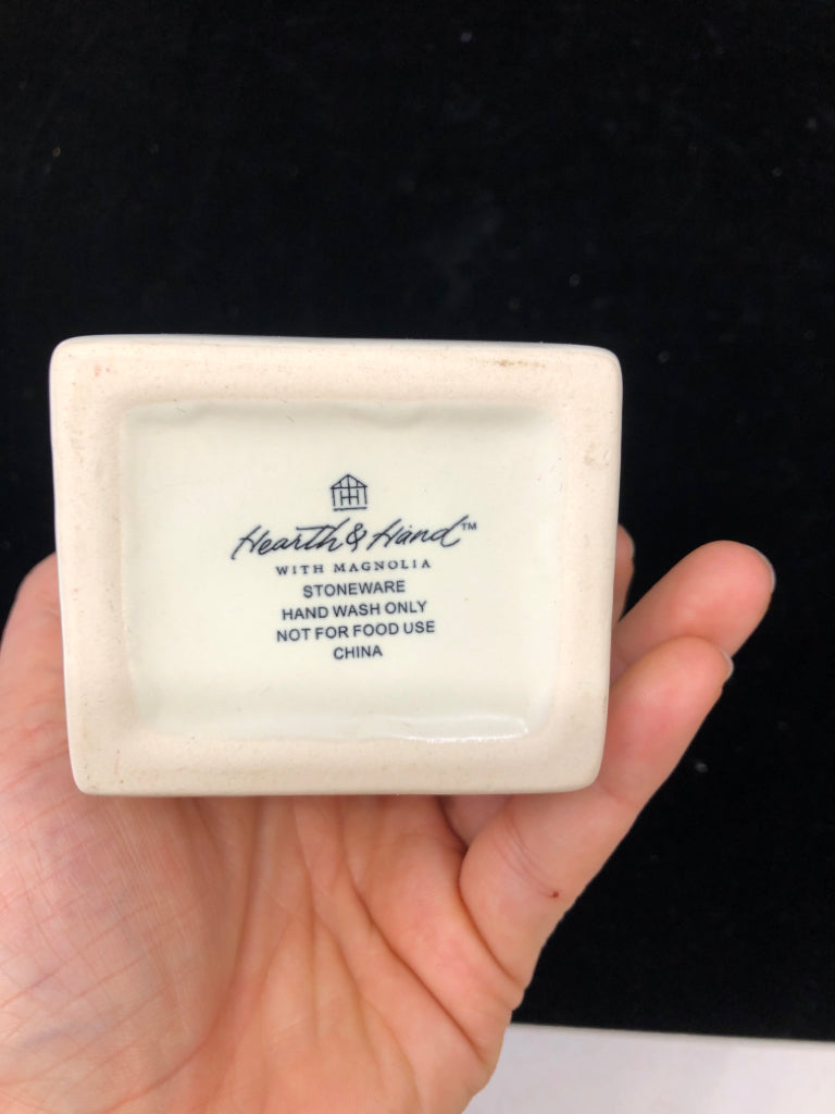 SMALL WHITE HOUSE CERAMIC VASE.