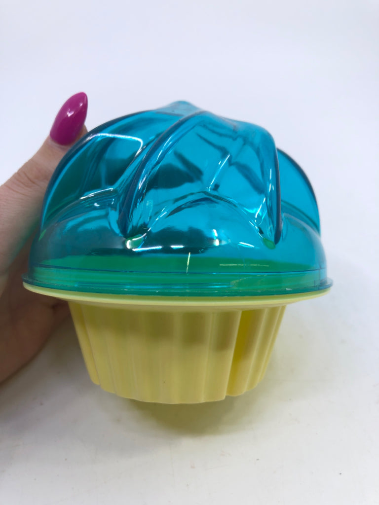 PLASTIC YELLOW & BLUE SINGULAR CUPCAKE HOLDER.
