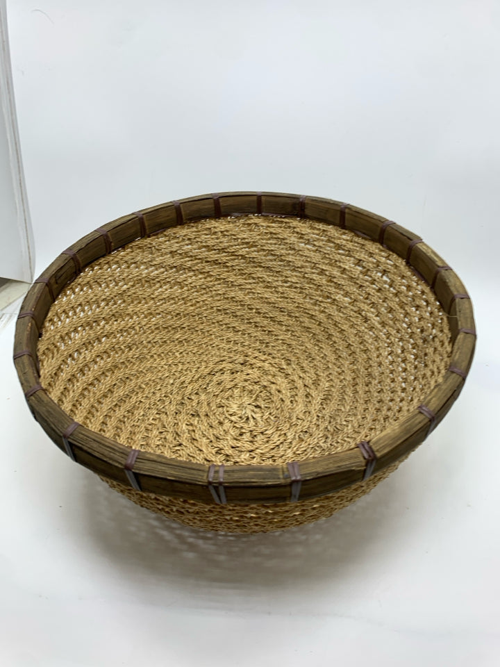 WOVEN CIRCLE BASKET W/STURDY RIM.