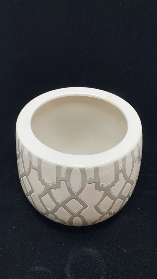 CREAM CERAMIC POT W/GREY GEOMETRIC LINES.