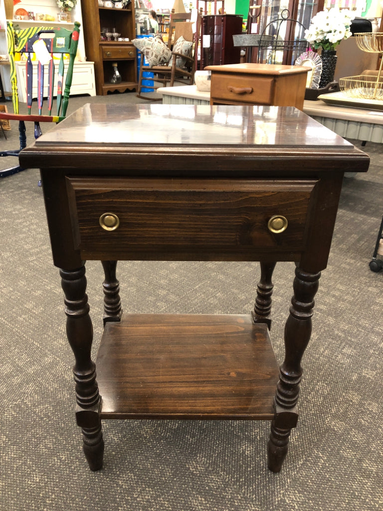 DARK WOODEN SINGLE DRAWER NIGHTSTAND.