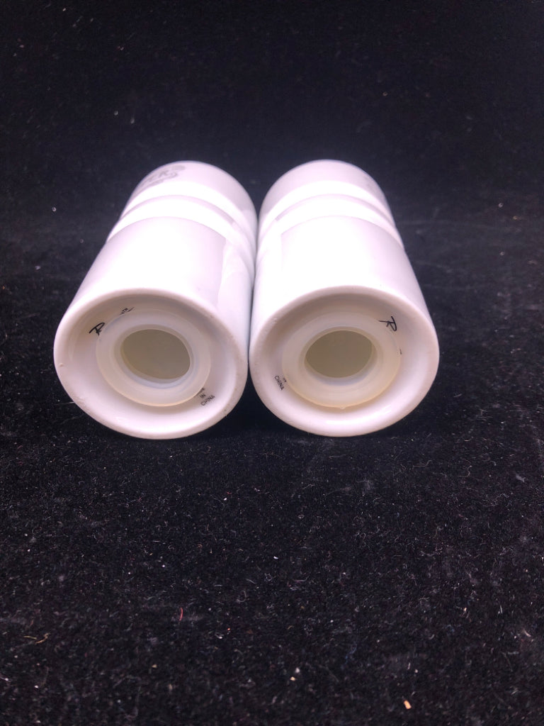 WHITE RIBBED S/P SHAKERS.