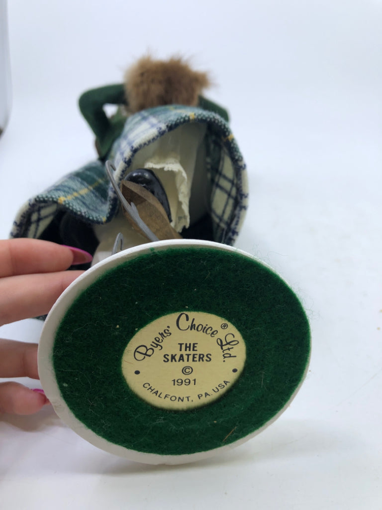 WOMAN CAROLER GREEN COAT PLAID SKIRT BROWN HAT "THE SKATERS" 1991 BYERS' CHOICE.