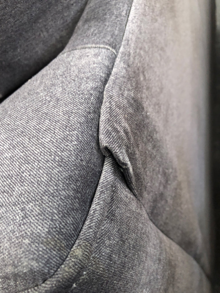 SOFT GRAY OVERSIZED CHAIR.