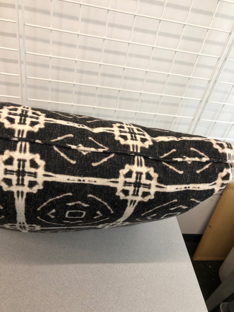 LARGE BLACK+WHITE SQUARE THROW PILLOW.