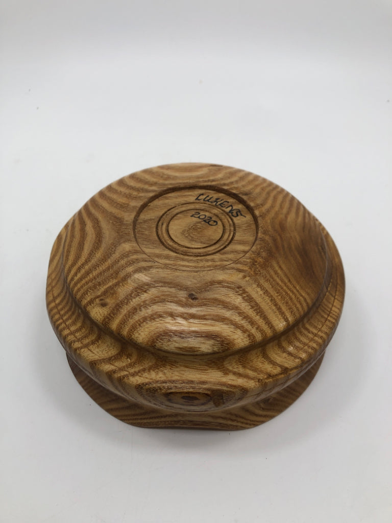 WOOD CARVED BOWL.
