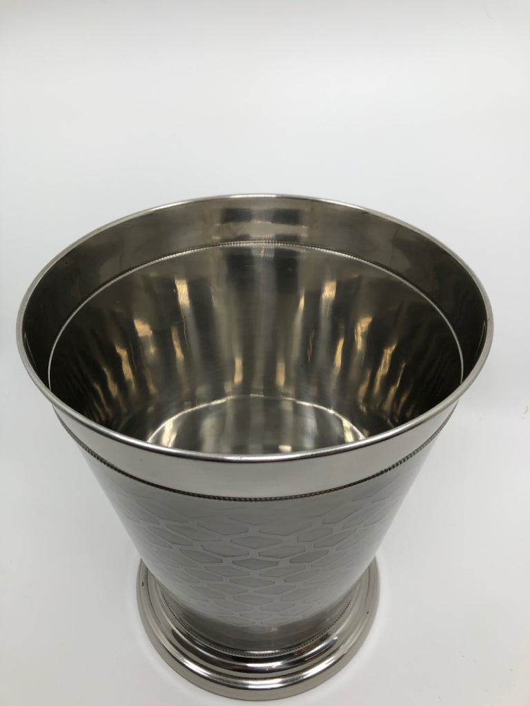 DIAMOND PATTERN METAL TRASH CAN.