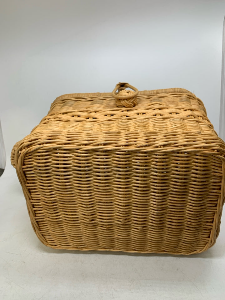 WOVEN PICNIC BASKET W/ LID/HANDLES.