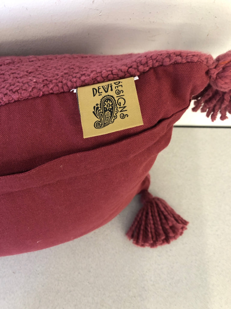 MAROON RECTANGLE PILLOW W TASSELS.