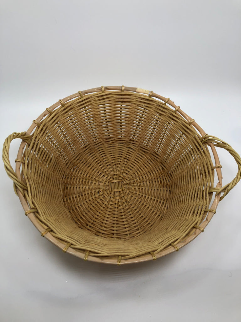 ROUND WICKER BASKET W/HANDLES.