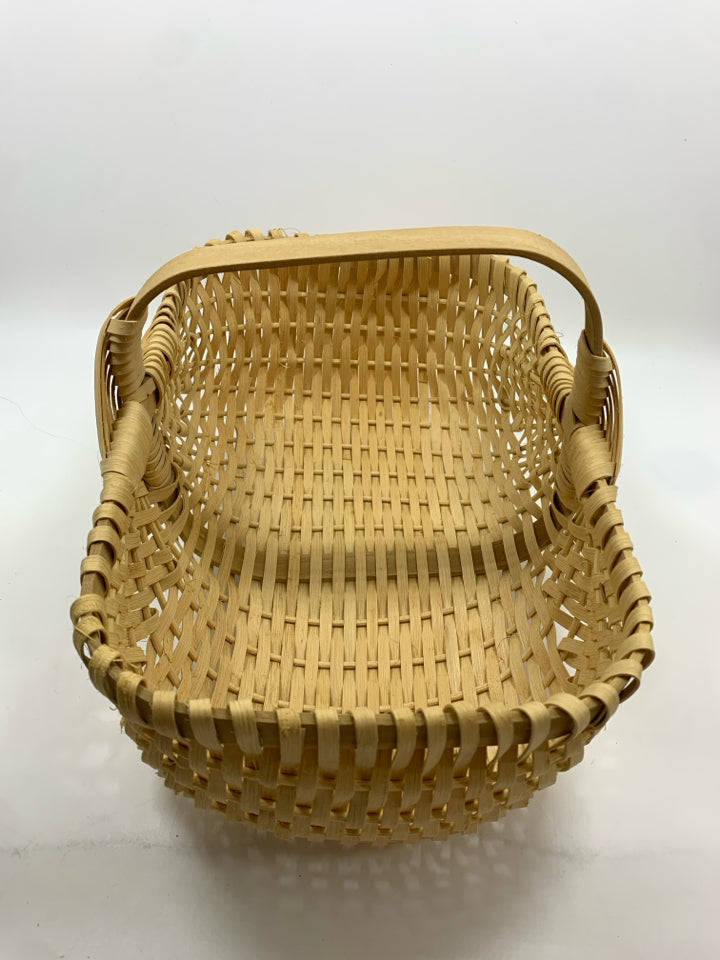 LIGHT WICKER RECTANGLE BASKET W/HANDLE.