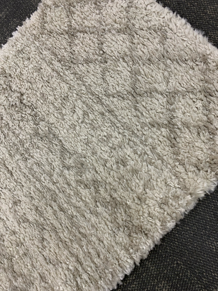 WHITE PATTERNED RUNNER RUG SAFAVIEH ARZONA SHAG.