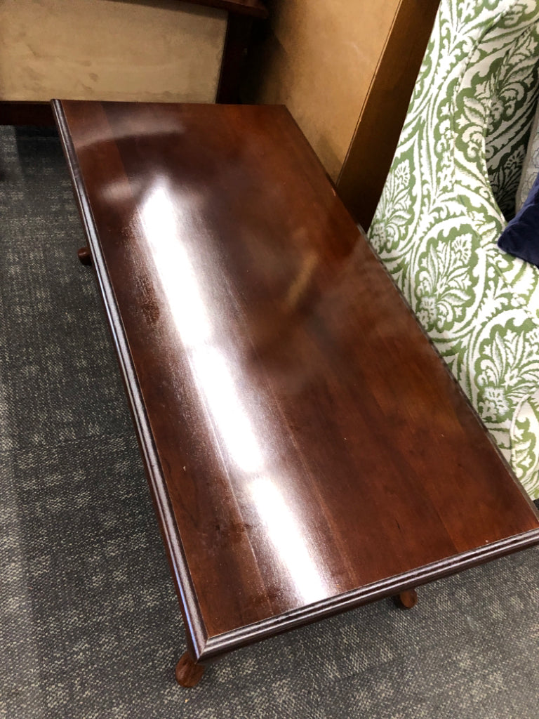 DARK WOOD COFFEE TABLE.