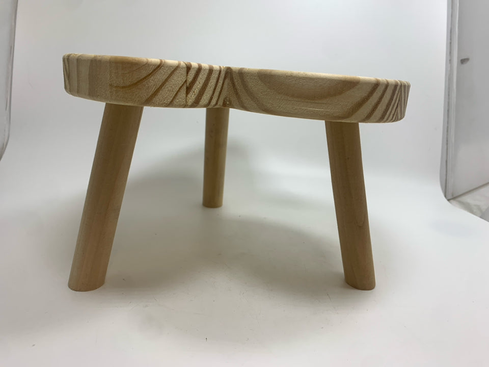 UNFINISHED WOOD MUSHROOM STOOL.