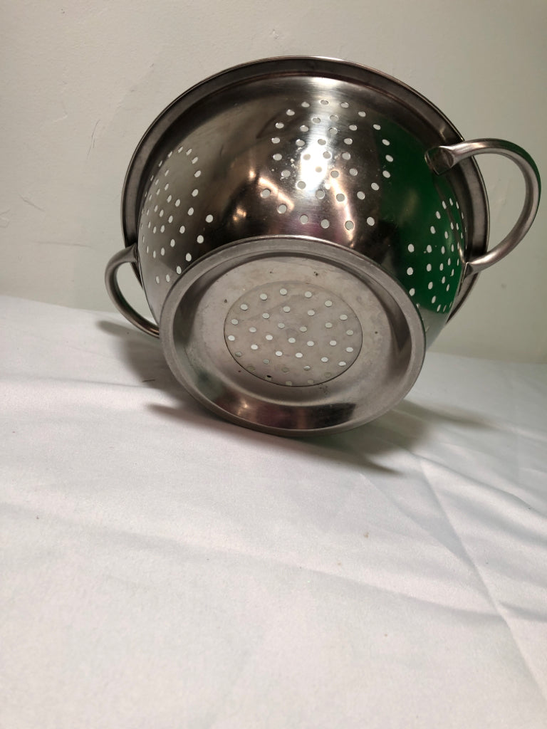 STAINLESS STEEL STRAINER.