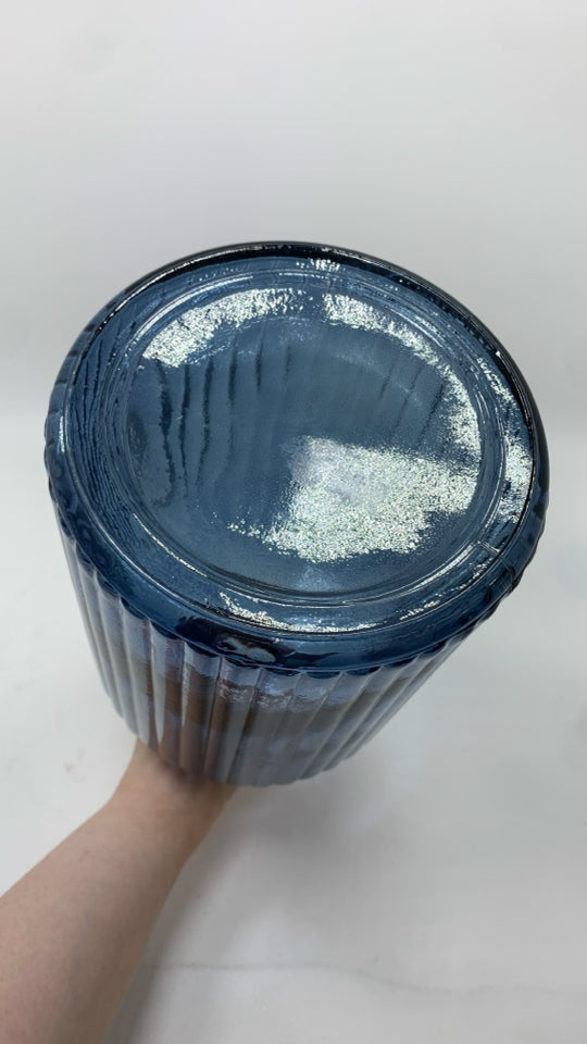 BLUE RIBBED GLASS VASE.