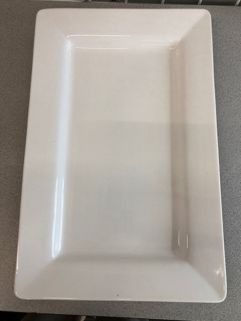 WHITE RECTANGULAR CENTERPIECE TRAY.