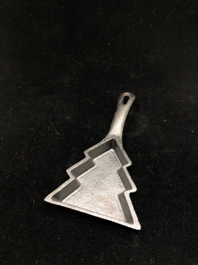 CHRISTMAS TREE CAST IRON PAN.