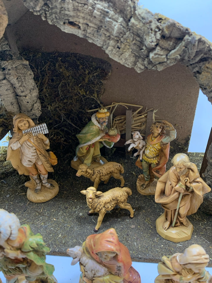 VTG 19 PC FONTANINI NATIVITY SET PLASTIC MADE IN ITALY.