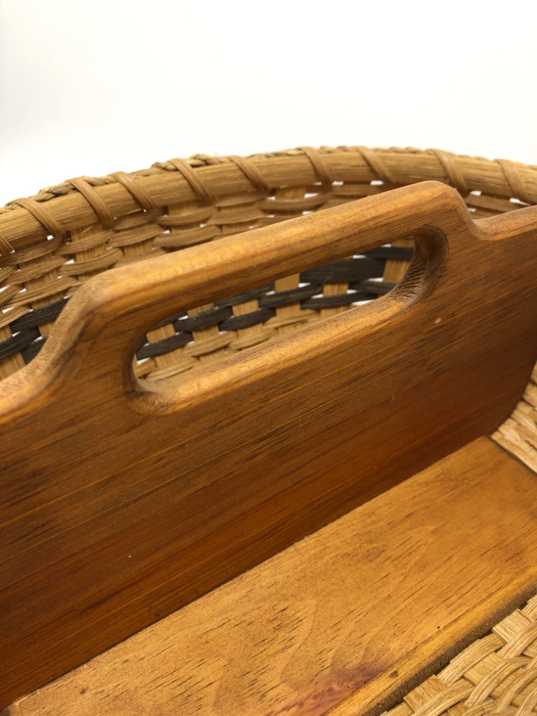 WOODED DIVIDED GRAY-STRIPE WICKER BASKET.