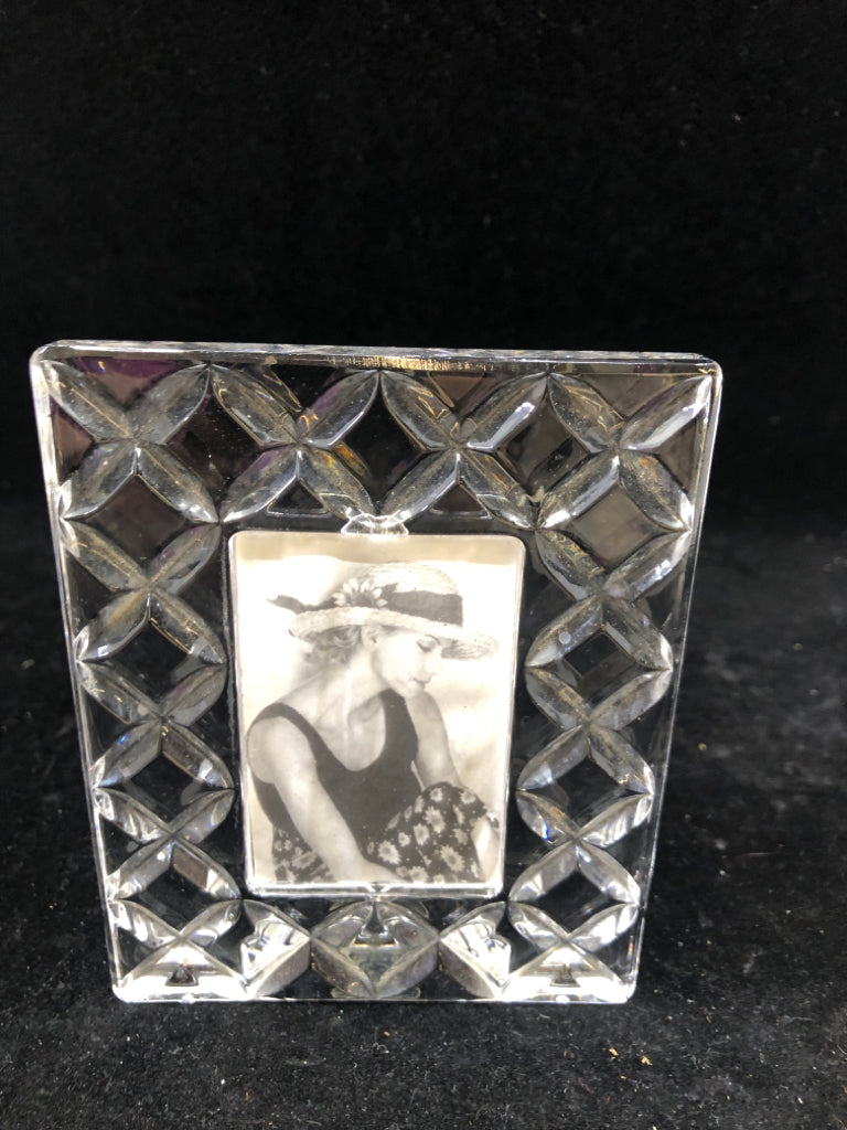 SMALL CRYSTAL PICTURE FRAME.