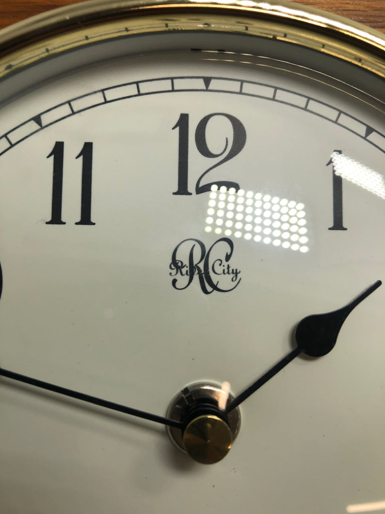 BLONDE WOOD MANTLE CLOCK.