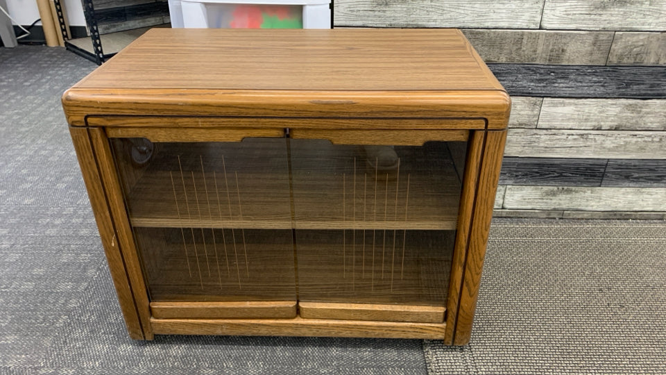 WOOD GRAIN TV STAND W/DOORS ON WHEELS.