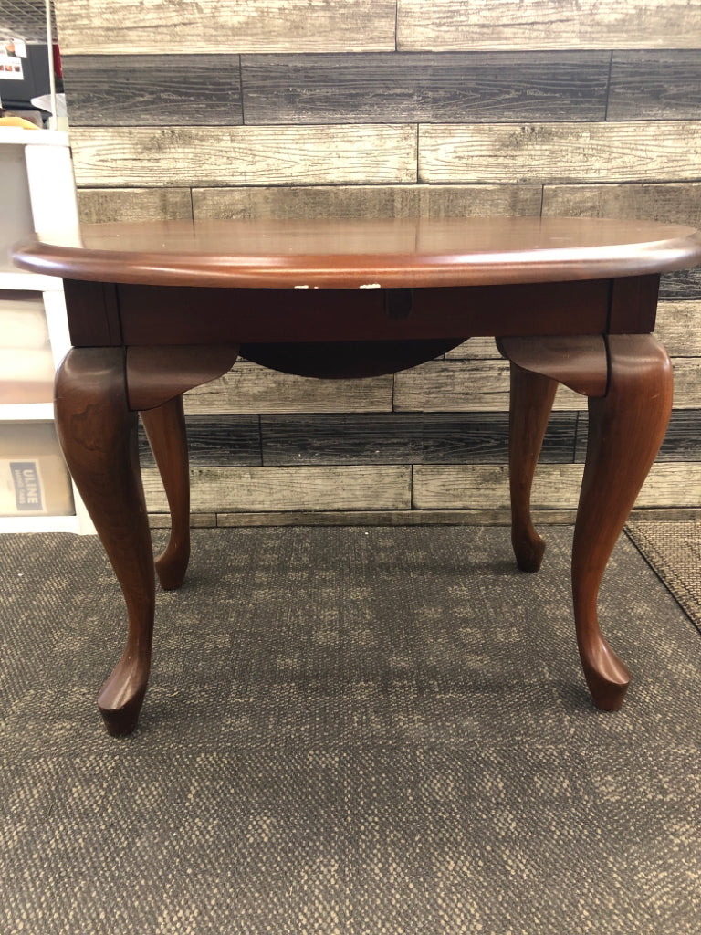 OVAL CHERRY WOOD DROP SIDE TABLE.