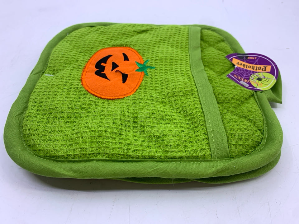 NWT GREEN ORANGE PUMPKIN POT HOLDERS.