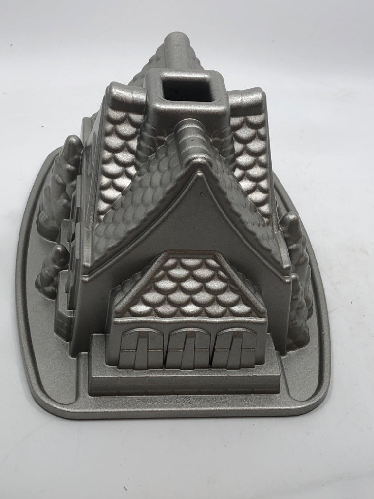 NORDIC WARE GINGERBREAD CAST ALUMINUM PAN.