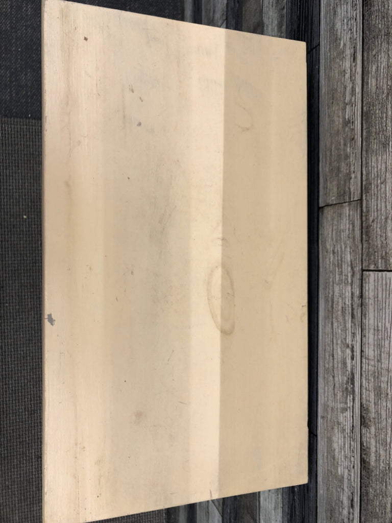 VTG CREAM CABINET W/WOOD LATCH & 2 GRAY SHELVES.