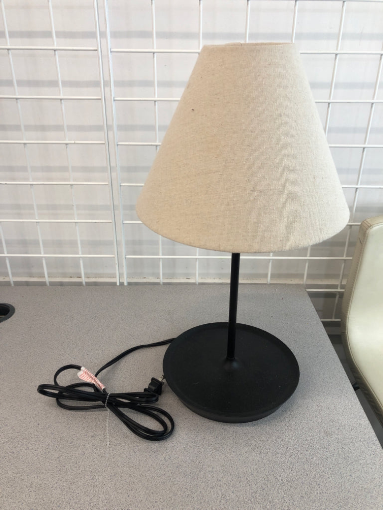 METAL LAMP W/TRAY BASE AND GREY SHADE.