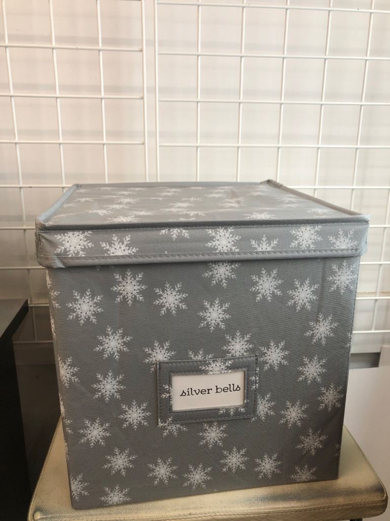 GRAY W/WHITE SNOWFLAKES STORAGE CUBE W/LID.
