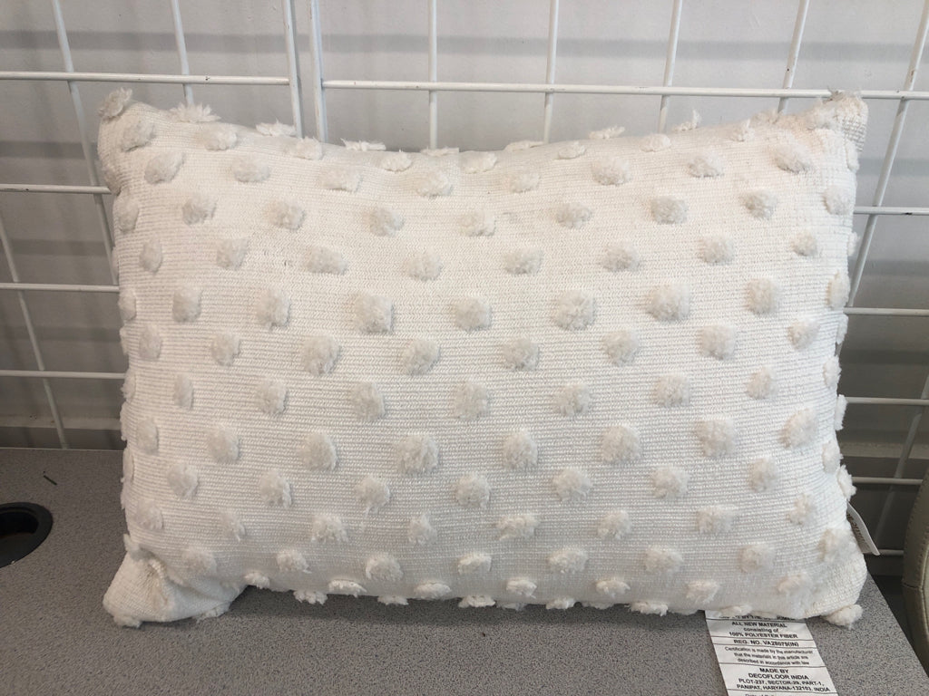TEXTURED DOTTED PILLOW.