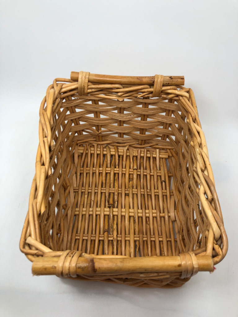 WICKER BASKET W/DOWEL HANDLES.