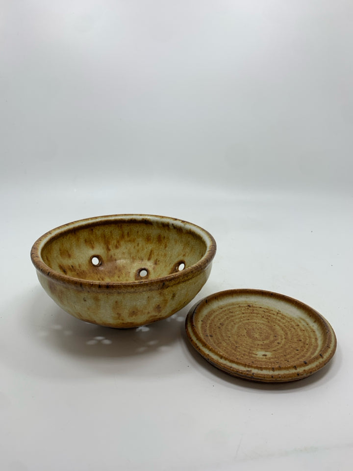 BROWN CERAMIC BERRY BOWL COLANDER W/TRAY.