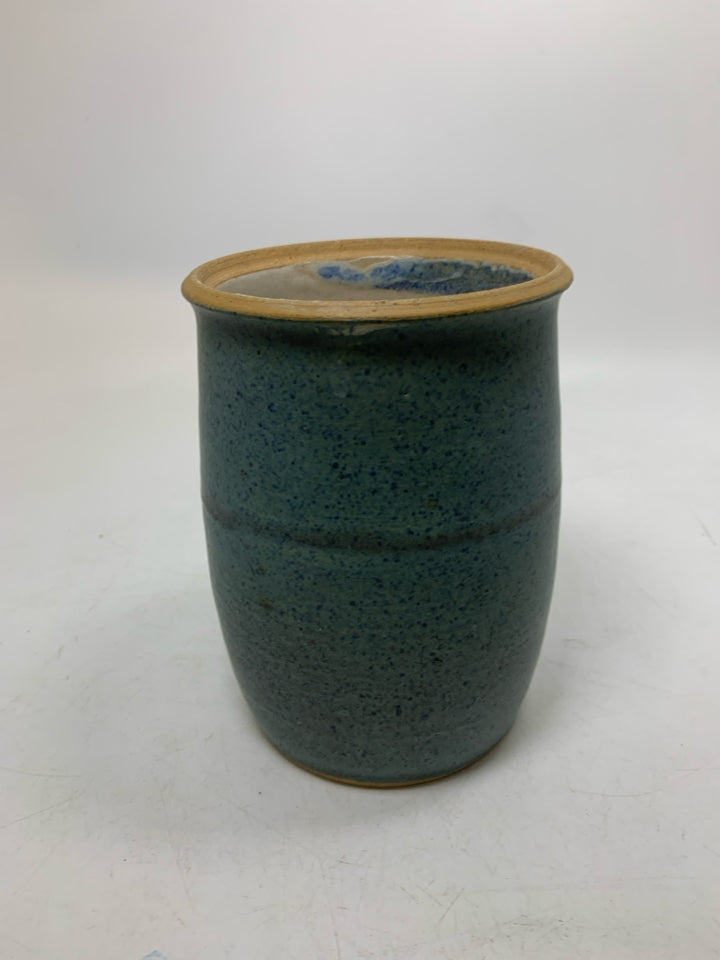 LIGHT BLUE SPECKLE UTENSIL CROCK.