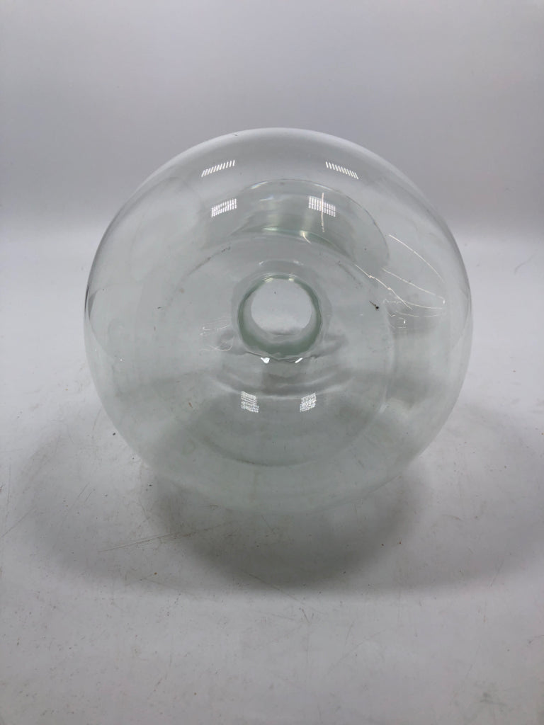 CLEAR GLASS DECANTER W/ROUND STOPPER.