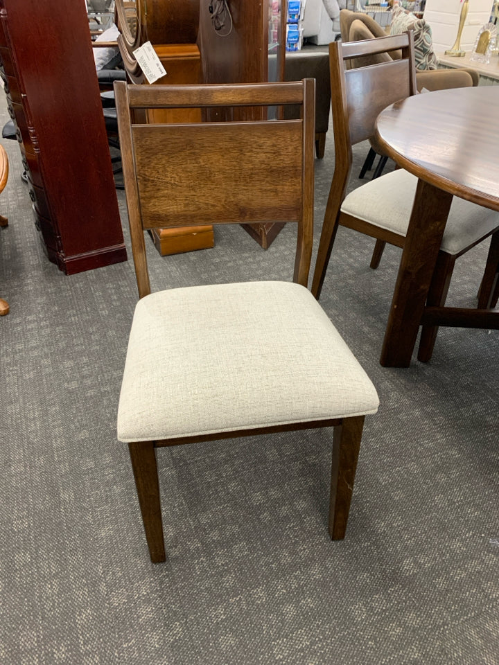 ROUND DK WOOD DINING TABLE W/4 GREY SEAT CHAIRS.