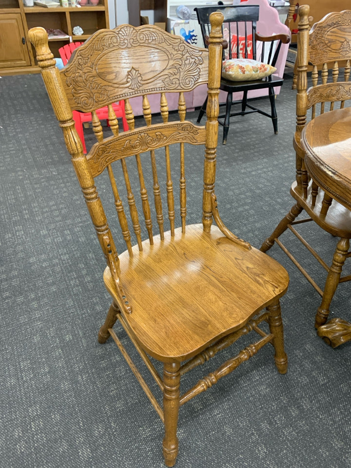 OVAL SOLID OAK DINING TABLE W/ 6 SPINDLE BACK CHAIRS.