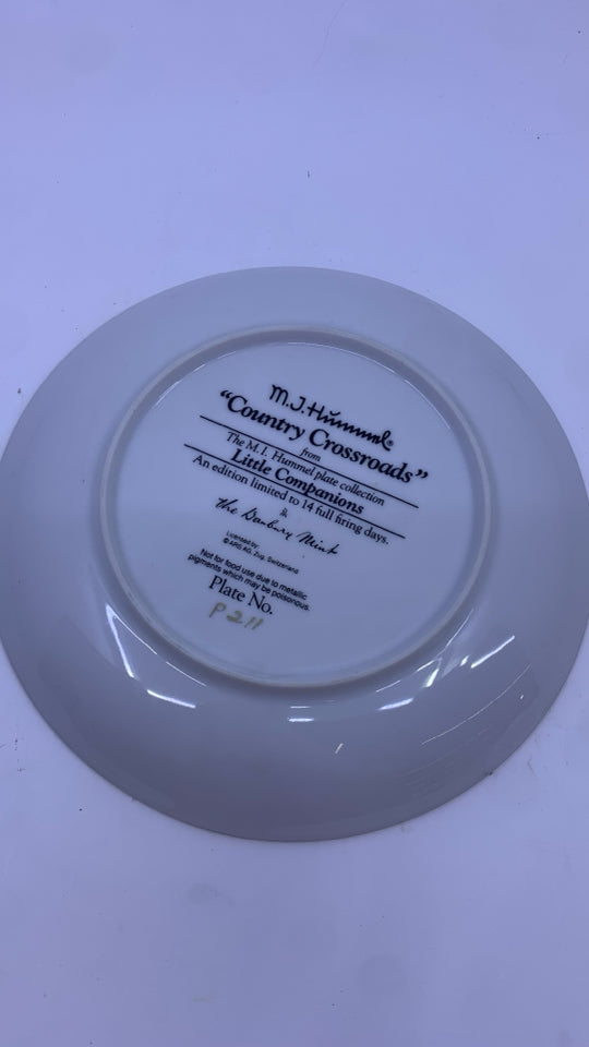 2 HUMMEL KIDS PLATE.
