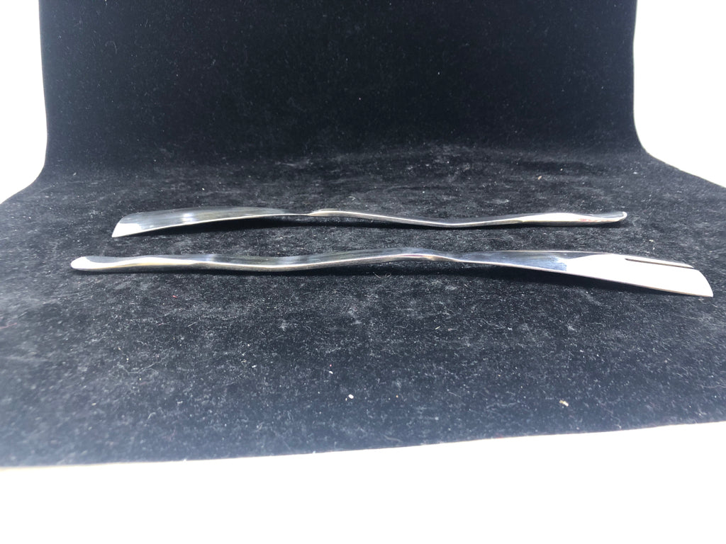 2 SILVER METAL SERVING SPOONS.
