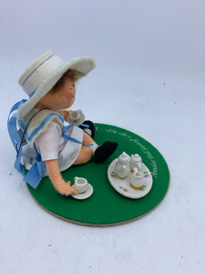 ANNALEE BOY HAVING TEA 1997-98 LOGO KID.
