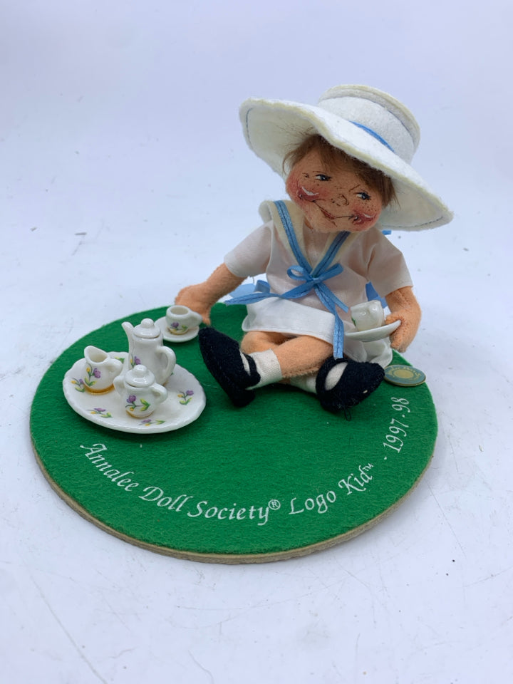 ANNALEE BOY HAVING TEA 1997-98 LOGO KID.