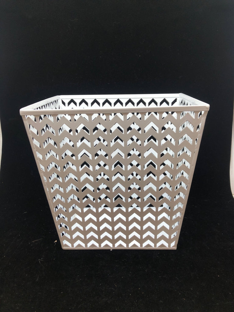 WHITE METAL ARROW BIN.