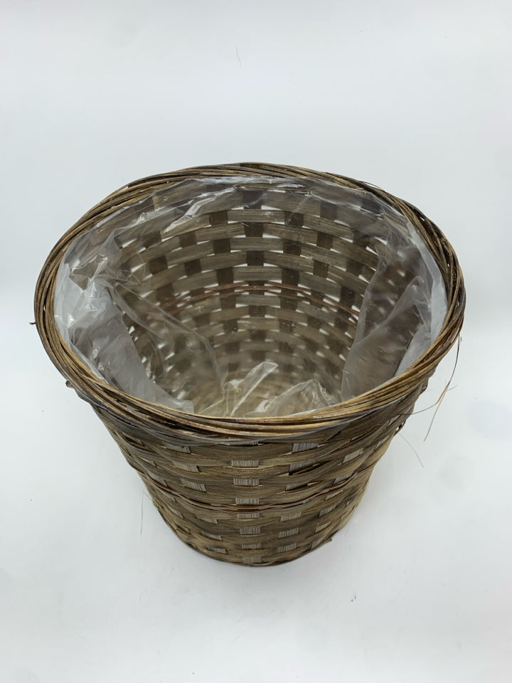 BROWN WOVEN WICKER PLANTER.
