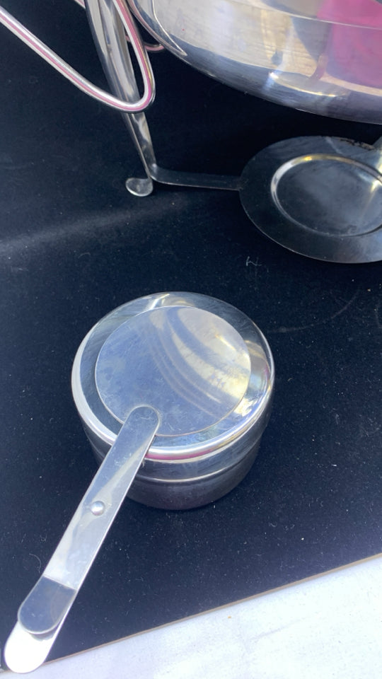 4QT SILVER ROUND CHAFING DISH.