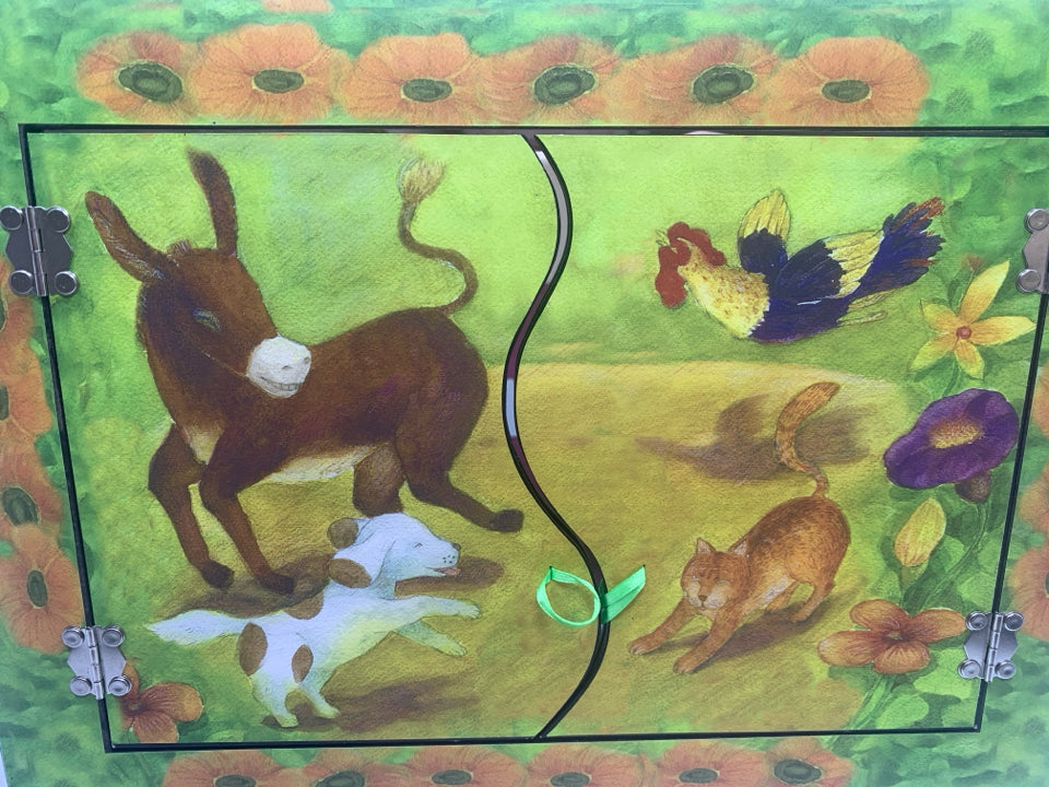 HIDDEN MIRROR W/ANIMALS PLAYING DESIGN.