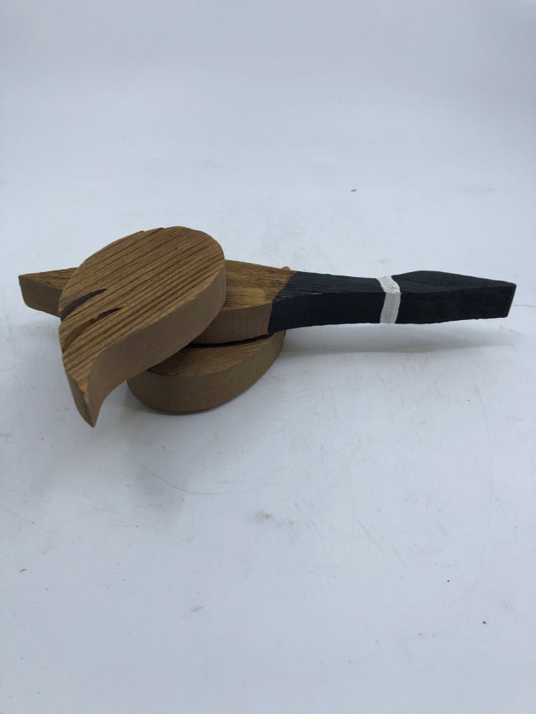2 WOOD GEESE MOVEABLE WINGS WALL HANGINGS.