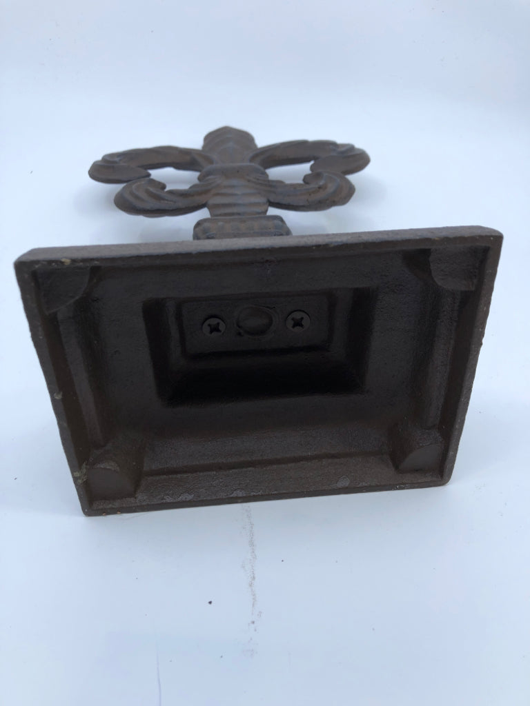 HEAVY RUSTIC METAL FLEUR DE LIS.